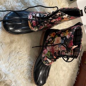 Ankle boots great for rain and snow size 10